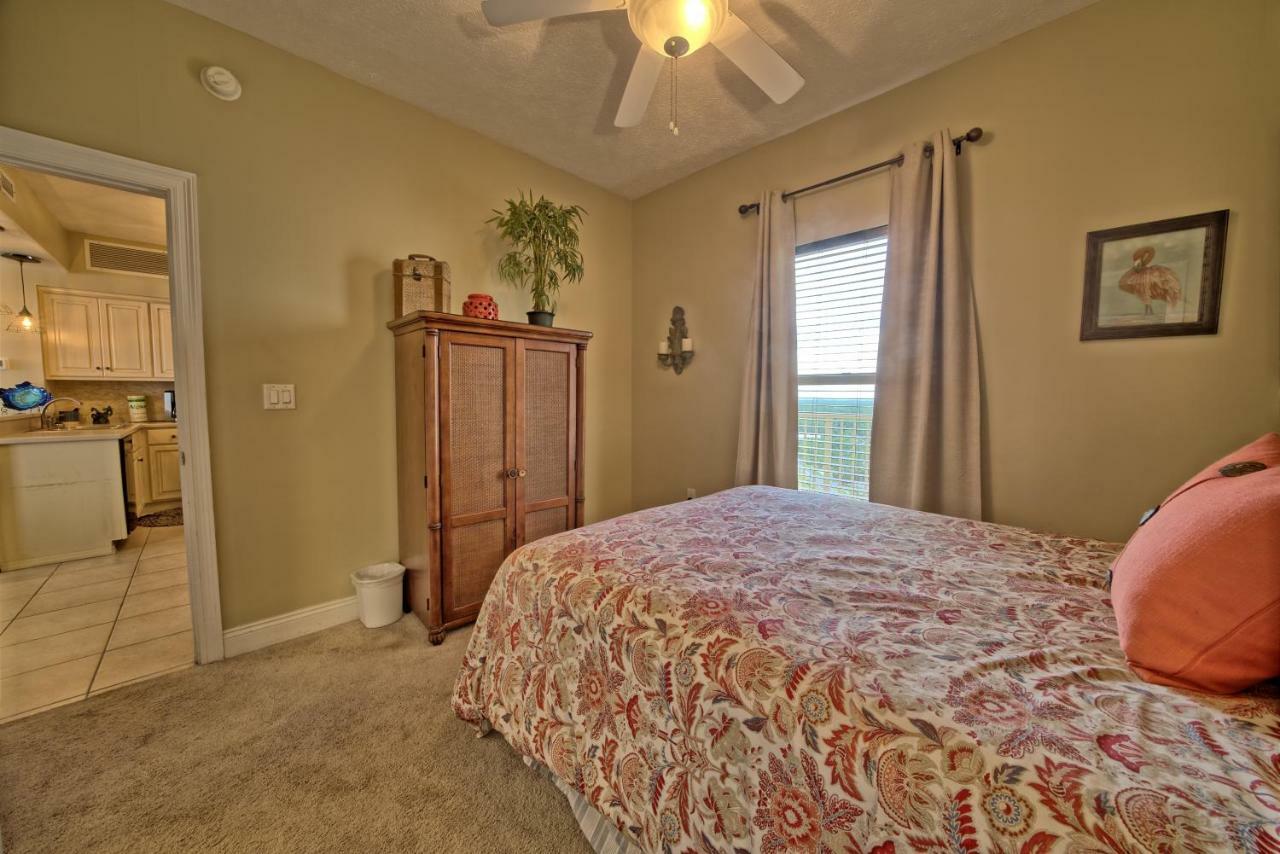 Apartment Luxurious High-rise With Direct Access & Beachside Pool - Unit 2105 *